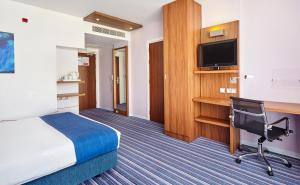 Standard Double Room - Disability Access room in Holiday Inn Express Lisbon Alfragide an IHG Hotel