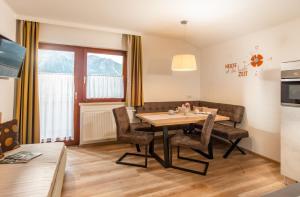 Standard Two-Bedroom Apartment with Balcony room in Appartements-Pension Lindenheim