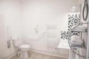 Hotels Hotel Le Patio Occitan : Studio Familial