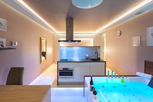 Lilly De Luxe Apartment with jacuzzi