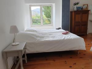 Maison rustique pyrénéenne, vue sur les montagnes