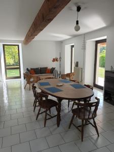 Maison rustique pyrénéenne, vue sur les montagnes
