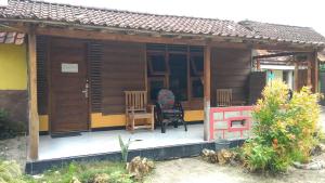 Harrys Ocean House Watukarung Homestay