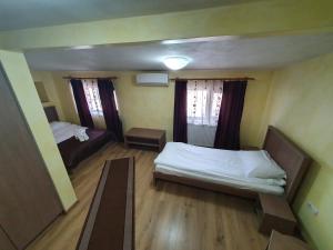 Family Room with Bathroom room in EFM Motel