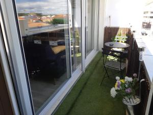 Grand Appartement Luxe avec SAUNA et BAIN LED 50m de l océan avec belle terrasse pour manger CHIEN ADMIS 2 chambres pour 4 pers avec GRANDE BAIGNOIRE BALNEO SPA