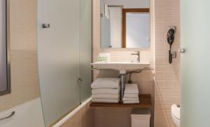 Standard Quadruple Room room in Hotel Jeni & Restaurant
