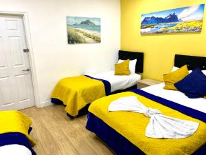 4 Bedrooms, 3 Baths, Full Kitchen and Lounge, Garden, Free Parking