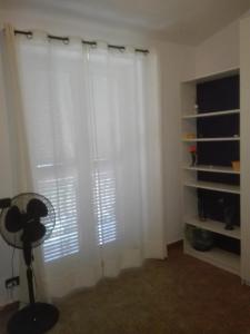 A Santys Rooms-BAGNOCONDIVISO SHAREDBOTH ROOM2piano-no lift-3chilom a piedi xAEROPORTO-A PAGAMENTO AIR CONDIZextra bed EXTRABED FOR A FEE-3 MINUTI BUS XFIERADIROMA-10 MINUTES STOP BUS TO ROME IN50 MINUTES TRAFFICPERMITTING ARE YOU TO ROME