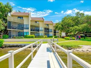 Luxury Waterfront Views - Heated Pool - 1400sf Duplex - Minutes to the Beach