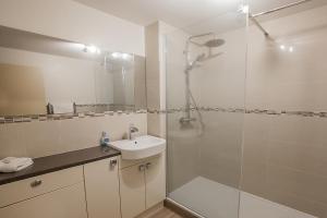 2 Bed Blackburn Village Apt With Wifi & Parking