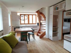 Ampio appartamento su 2 livelli con garage coperto