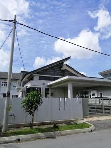 UmarHarraz Homestay#Malay Family Staycation#PEACEFUL AND SPACIOUS#NETFLIX N YOUTUBE#POOL FOR KIDS