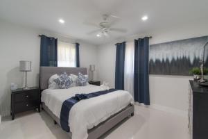 Dania Beach Beauty 3BR with Hot Tub - image 1