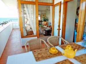 Two-Bedroom Apartment with Sea View (4 Adults) A room in playamar