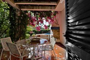 Villa room in Villa Quadradinhos 3Q 4-bedroom villa with Private Pool AC Short Walk to Praca