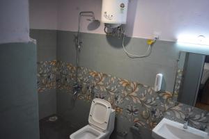 Private Rooms with International Airport View
