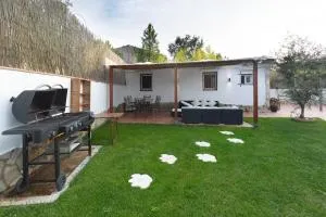 Detached villa for 6 People in Lloret de Mar with comunal Outdoor swimming pool - Mont Barbat