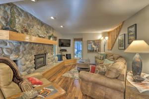 Creekside Frisco Condo with Views and Pool Access! - 3hvězdičkové hotely ve městě Frisco