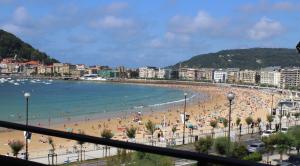 SEAFRONT LUXURY STUDIO - by www,SanSebastianApartments,es
