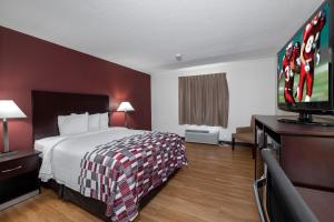 Deluxe Queen Room with One Queen Bed - Smoke-Free room in Red Roof Inn Warrenton