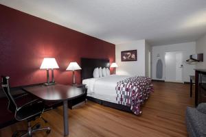 Superior King Room - Smoke-Free room in Red Roof Inn Warrenton