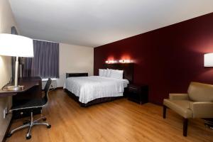 Deluxe King Room - Disability Access/Smoke Free room in Red Roof Inn PLUS+ Tuscaloosa - University