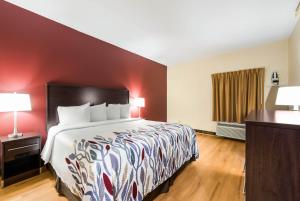 Suite King Room with Spa Bath Non-Smoking room in Red Roof Inn & Suites Monee