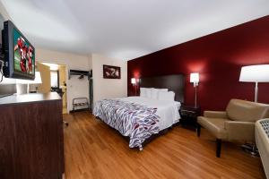 Superior King Room Disability Access/Roll-In Shower - Non Smoking room in Red Roof Inn Bordentown - McGuire AFB