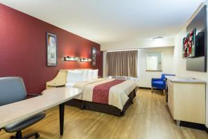 Superior King Room - Non-Smoking room in Red Roof Inn Houston Westchase