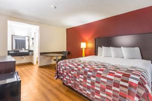 Superior King Room - Non-Smoking room in Red Roof Inn Phoenix- Midtown