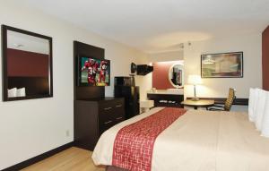 Superior King Room Smoke Free room in Red Roof PLUS+ Chicago - Hoffman Estates