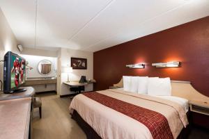 Superior King Room - Smoke Free room in Red Roof Inn West Monroe