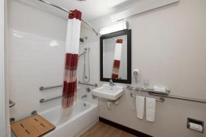 Superior King Room - Disability Access/Smoke Free room in Red Roof Inn West Monroe