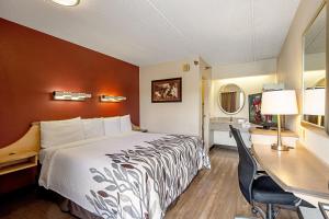 Standard King Room Smoke Free room in Red Roof Inn Pensacola - I-10 at Davis Highway
