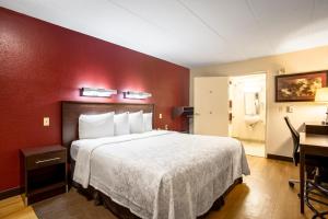 Deluxe King Room Disability Access Smoke Free room in Red Roof Inn PLUS+ Atlanta - Buckhead