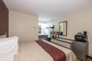 Deluxe King Room Non-Smoking room in Red Roof Inn Atlanta-Norcross