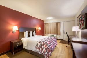 Deluxe Queen Room Disability Access Non-Smoking room in Red Roof Inn Grand Rapids Airport