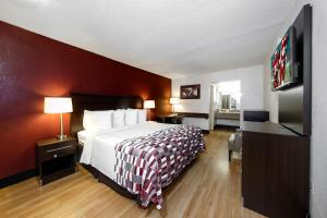 Deluxe King Room - Non-Smoking room in Red Roof Inn Atlanta - Suwanee/Mall of Georgia