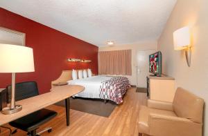 Superior King Room Smoke Free room in Red Roof Inn Cleveland - Mentor/ Willoughby
