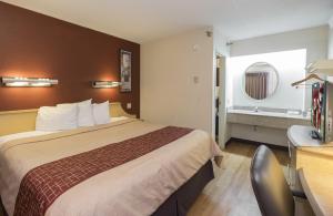 Standard King Room Non-Smoking room in Red Roof Inn Cincinnati - Sharonville