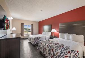 Superior Queen Room with Two Queen Beds Non Smoking room in Red Roof Inn & Suites Austin East - Manor