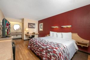 Superior King Room Non-Smoking room in Red Roof Inn Indianapolis South