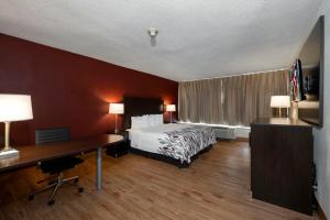 Deluxe King Room - Smoking room in Red Roof Inn Marion VA