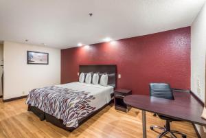 Superior King Room - Smoke Free room in Red Roof Inn Ocala