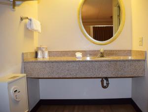 Double Room with Two Double Beds - Smoke Free room in Red Roof Inn Syracuse