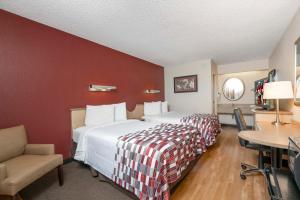 Deluxe Double Room with Two Double Beds - Smoke Free room in Red Roof Inn Syracuse