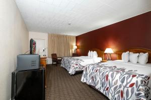 Deluxe Double Room with Two Double Beds Non-Smoking room in Red Roof Inn & Suites Hazleton