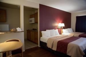Suite with Two Queen Beds with Kitchenette Non-Smoking room in Red Roof Inn Blythe