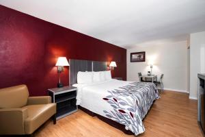 Superior King Room - Non Smoking room in Red Roof Inn Houston North - FM1960 & I-45