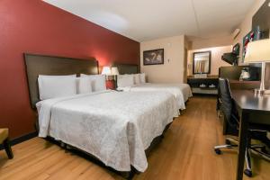 Deluxe Room with Two Double Beds Smoke Free room in Red Roof Inn PLUS+ Baltimore North - Timonium